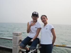 Die T&auml;nzerinnen Lisa Ma und Kaidi Wu vor dem Hafen von Kaohsiung. (Regina Dong)
