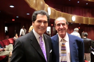 Emmy-Preistr&auml;ger Moderator Ernie Anastos von Fox5 <i>News at 10</i> (links).