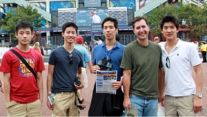 Vor dem Arthur Ashe Stadium! (v.l.) Die T&auml;nzer Jeff Sun, Alvin Song und Patrick Trang, Moderator Jared Madsen und T&auml;nzer Alex Chun.