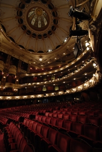Fotograf TK brachte dieses Mal Weitwinkelobjektive mit und bestand auf einem weiteren Foto des London Coliseum. (TK Kwok) W&auml;hrend des Tages besuchten wir typische Londoner Sehensw&uuml;rdigkeiten, wie die Tower Bridge. (Annie Li)