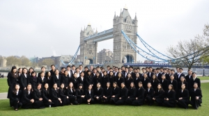 Ein Schnappschuss vom Westminster Tower, der vor Kurzem den Namen Elizabeth Tower erhielt, zu Ehren des Diamant-Jubil&auml;ums der Queen. (Alison Chen) Die lateinische Inschrift auf der Unterseite der ber&uuml;hmten Turmuhr bedeutet &bdquo;Oh Gott, bewahre sicher unsere K&ouml;nigin Victoria, die Erste. (Annie Li)