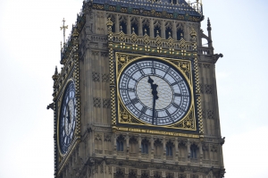 Unsere T&auml;nzer genossen einen &bdquo;touristischen&ldquo; Moment, als sie in diese Telefonzelle hineinsprangen. (Annie Li) Unsere letzte Nacht, bevor es zur&uuml;ck in die USA ging. Vom London Eye aus wurden wir mit dieser spektakul&auml;ren Aussicht belohnt, als die Sonne sich &uuml;ber unsere Europatournee senkte. (TK Kwok) Es war bereits dunkel, als wir vom London Eye herunterstiegen, aber die Aussicht war nicht weniger erstaunlich. (TK Kwok) Bevor wir gingen, hatte der T&auml;nzer Jeff Sun eine Konfrontation mit David Beckham. Erw&auml;hnte ich, dass dieser Herr Beckham aus Wachs gemacht war? (Kamera von Jeff Sun)