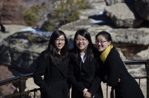 Unerschrocken posieren die Musikerinnen Nika Zhang, Rachel Chen und Maria Han vor einer 300-Meter-Klippe. (Annie Li)
