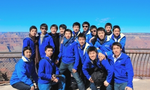 Unsere m&auml;nnlichen T&auml;nzer posieren f&uuml;r ein Gruppenfoto. (Gary Liu)