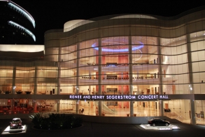 In Costa Mesa konnten wir unsere Tanzprobestunden in den Studios von Anaheim Ballet machen &ndash; umsonst. Nun gut, wir hatten Beziehungen. Es geh&ouml;rt dem besten Kumpel Evan und seinem Vater Lawrence Rosenberg unseres Ersten T&auml;nzers Seongho (Jimmy) Cha und zwar aus der Zeit, als Jimmy zu tanzen begann. Es war gleichzeitig f&uuml;r 12 Jahre Jimmys zweites Zuhause. （Mit Seongho Chas iPhone aufgenommen)