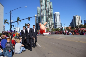 An einem Nachmittag in San Diego hatten wir vor, die U.S.S. Midway zu finden. Auf der Strecke dorthin kreuzte eine gro&szlig;e Parade unseren Weg. Wir versuchten die Stra&szlig;e zu &uuml;berqueren aber da der B&uuml;rgersteig &uuml;berf&uuml;llt war, blieb uns nichts Anderes &uuml;brig, als in der Mitte zu gehen. Als die Zuschauer diese einheitlich in dunklen Anz&uuml;gen gekleidete Gruppe von Chinesen bemerkte, begannen sie zu klatschen. An der Spitze geht Andy Shia, der Pigsy in jeder Geschichte von "Reise in den Westen" spielt &hellip; Vielleicht nennen wir dieses Foto "Reise an die Westk&uuml;ste"? (F Chun)