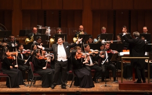 Mit dabei im Konzert die Vokalsolisten von Shen Yun, mit der seltenen F&auml;higkeit, die Belkanto-Technik auf chinesische Texte anzuwenden. Hier singt der Tenor Tian Ge 'Hope of Returning Home'.