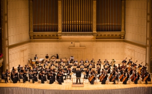 Dirigent Milen Nachev und das Shen Yun Symphony Orchestra.