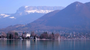 Nach einem transkontinentalen Flug verbringt Shen Yun einen entspannten Morgen in dem pittoresken franz&ouml;sischen St&auml;dtchen Annecy, gerade an der Grenze zu Genf, wo die Europatour 2014 letzten Monat begann. Blick auf Annecy im S&uuml;dosten Frankreichs. (Foto: T&auml;nzer Steve Fang)