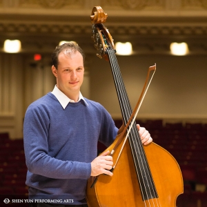 Jetzt in der New Yorker Carnegie Hall: Shen Yuns Kontrabassist Juraj Kukan ist bereit f&uuml;r die zwei Auff&uuml;hrungen am 11. Okt.