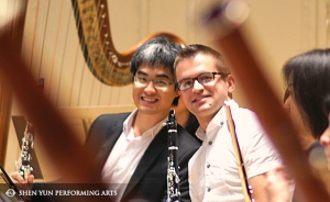 Shen Yuns Klarinettisten Yuen-suo Yang (links) und Yevgeniy Reznik vor der Premiere in Boston, 4. Okt.