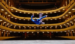 Tänzer Felix Sun von der Shen Yun New York Company beim Vorbeiflug vor einer Show.