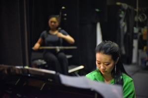 Pianistin Huichen Chen probt mit Erhu-Solistin Linda Wang hinter der Bühne  des Regal Theatre in Perth, Australien, wo die Shen Yun World Company  neun Shows aufführte. (Foto: Tänzerin Lily Wang)
