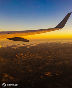 … und fangen genau rechtzeitig den Sonnenuntergang auf dem Weg nach Auckland ein. (Foto: Tänzerin Lily Wang)