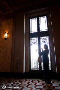  Suonaspielerin Maria Han übt vor der Aufführung am Peabody Opera House in St Louis. (Foto: Annie Li)