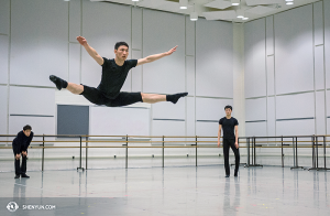 Steve Wang, Erster Tänzer, beim Aufwärmen vor einer der sieben Aufführungen der Shen Yun New York Company im Kennedy Center Opera House. (Foto: Tänzer Kenji Kobayashi)
