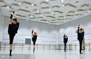 Tänzer der New York Company bereiten sich auf einen Auftritt im Kennedy Center in Washington DC vor. (Foto: Tänzer Kenji Kobayashi)