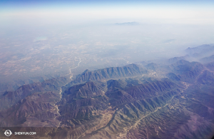 Die Shen Yun Touring Company bricht nach Mexiko auf. Aufnahme aus einer Boeing 737-800 vor dem Landeanflug auf Mexiko-Stadt (Foto: Musiker Steven Song).