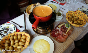 Und wie kann man seinen ersten Tag in der Schweiz verbringen, ohne ein Fondue zu probieren? (Foto: Annie Li, Bühnenprojektion)