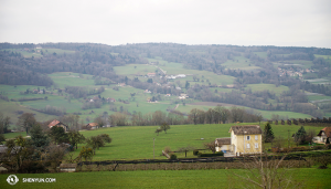 In Europa angekommen, machte sich das Ensemble durch die schöne französische Landschaft auf den Weg in die Schweiz. (Foto: Annie Li, Bühnenprojektion)