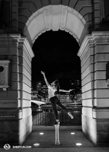 Nächster Halt – Brisbane, Australien, die Tänzerin Stephanie Guo am Flussufer. (Foto: Tänzerin Lily Wang) 