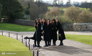 Von links: Die Tänzerinnen Linjie Huang, Diana Teng, Daoyong Zheng, Miranda Zhou-Galati, Olivia Chang und Connie Kuang genießen ihre Zeit rund um das schöne Leeds Castle. (Foto: Annie Li, Bühnenprojektion)