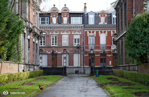 Und auf der Fahrt durch Nordfrankreich fanden sie in Roubaix Gebäude im flämischen Stil. Und einen Hahn. (Foto: Annie Li, Bühnenprojektion)