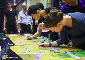 Bevor sie aus Melbourne abreisten, signierten Künstler zwei Poster als Andenken. (Foto: Tänzer Ben Chen)