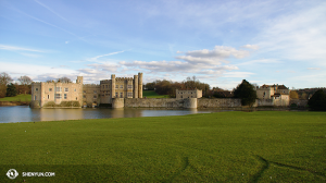 Von dort machte sich die International Company auf nach England mit einer Exkursion durch das historische Leeds Castle … (Heinrich V, Heinrich VIII, Richard II …). (Foto: Annie Li, Bühnenprojektion)