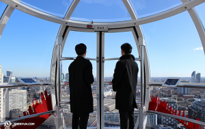 Unterdessen besuchten Orchestermitglieder der Shen Yun International Company das London Eye. Posaunist Hong Tianli (links) und Geiger Joshua Lin schauen Richtung Osten. (Foto: Darrell Wang)