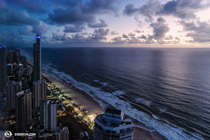 Down Under im schönen Gold Coast, fingen Mitglieder der Shen Yun World Company diesen Blick auf einen neuen Tag aus der 63. Etage des Hotels ein. (Foto: Tänzerin Lily Wang)