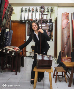 Und nach sechs Wochen Down Under kam die Shen Yun World Company in Taiwan an. Die Erhu-Solistin Linda Wang nahm die Gelegenheit wahr, in Taipeh in einem Geschäft mit chinesischen Musikinstrumenten eine Bass-Erhu auszuprobieren. (Foto: Suoná-Spielerin Stella Yu)