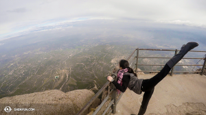 In der Nähe von Barcelona war die Shen Yun International Company beeindruckt vom Ausblick vom Berg Montserrat. Tänzerin: Chunqiao Cai. (Foto: Annie Li, Bühnenprojektion)