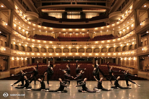 Die Mädels möchten einfach nur Spaß haben. –  Die Shen Yun Touring Company in der Fort Worth Bass Performing Hall in Texas. (Foto: Tim Wu)