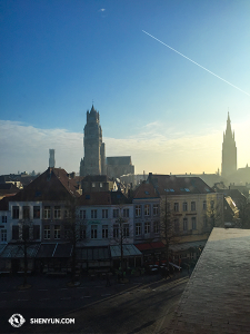Zeitgleich trat die Shen Yun International Company in der pittoresken Stadt Brügge in Belgien auf. (Foto: Annie Li, Bühnenprojektion)