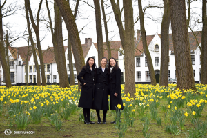 Die Tänzerinnen Yi-Qian Shi, Chunqiao Cai und Connie Kuang genießen die Wiese mit frisch erblühten Blumen in der Altstadt von Brügge. (Foto: Tänzerin Diana Teng)