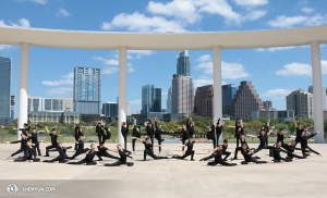 Am letzten Aufführungstag in Texas lassen sich die Tänzer der Shen Yun Touring Company vor dem Long Center for the Performing Arts in Austin fotografieren. (Foto: Helen Li)