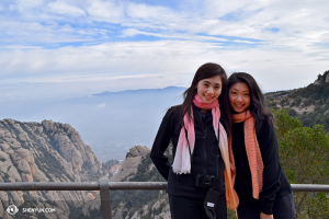 Die Ersten Tänzerinnen Miranda Zhou-Galati und Daoyong Zheng posieren vor einem atemberaubenden Blick auf 975 Metern. (Foto: Diana Teng)