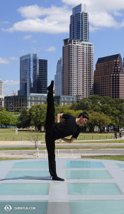 Daren Chou vor dem Long Center for the Performing Arts in Austin, Texas. (Foto: Pierre Huang)