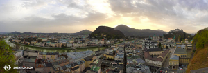 Panorama-Blick des historischen Salzburg. Das Festspielhaus, in dem die Shen Yun International Company auftreten wird, ist das gelbe Gebäude rechts. (Foto: Annie Li, Bühnenprojektion)