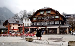Zurück in Europa: Zwischen Aufführungen in Italien und Österreich besuchte die International Company den Königssee, bekannt als eines der saubersten Gewässer Deutschlands. (Foto: Tänzerin Cherie Zhou)