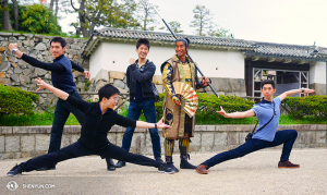 Posieren mit dem Samurai auf der Burg Nagoya, von links: Jason Pan, Zack Chan, Rubi Zhang, der Samurai, Joe Hang. (Foto: Tänzer Ben Chen)