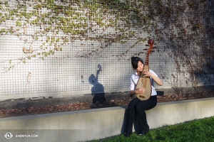 Pipa-Spielerin Miao-Tzu Chiu beim Üben in der Nachmittagssonne von Seattle. (Foto: Chi-Chein Weng)