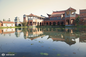 Währenddessen hat die Shen Yun World Company ihre Aufführungen in Taiwan beendet und sich nach Japan begeben. Dieses interessante Gebäude ist eigentlich eins der Theater von Taiwan – das Chiayi Performing Arts Center. (Foto: Tänzerin Stephanie Guo)