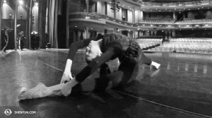 Die Tänzerin Jassica Si beim Dehnen vor einer Aufführung im Living Arts Centre in Mississauga, Kanada. (Foto: Annie Li, Bühnenprojektion)