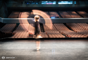 Noch immer in Asien, übt die Tänzerin Daniella Wollensak von der Shen Yun World Company die Fan Shen-Technik. (Foto: Tänzerin Stephanie Guo)