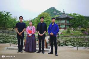 Die Tänzer (von links) Patrick Trang, Jason Pan und Joe Huang mit einer Frau in traditioneller koreanischer Tracht vor dem Hyangwonjeong Pavillon, das bedeutet „Der Pavillon des weitreichenden Duftes“. (Foto: Tänzer Jun Liang)