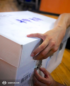 Das letzte Verschließen … der letzten Requisiten-Box. (Foto: Tänzer Ben Chen)