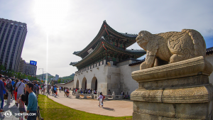 Die Shen Yun World Company beendete gerade ihre Tour in Südkorea, und Seoul hatte die vorletzte Stadt sein sollen. Jedoch nach Drohungen der Chinesischen Botschaft annullierte KBS Hall die vier dort vorgesehenen Vorstellungen. Der Erste Tänzer Ben Chen nahm sich die Zeit, um sich die traditionellen Paläste von Seoul anzusehen (Foto: Tänzer Ben Chen)