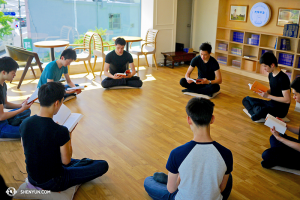 Tänzer der Shen Yun World Company lernen während eines freien Tages in Seoul , Südkorea, zusammnen die Lehre des Falun Dafa. (Foto: Tänzer Mark Kao)